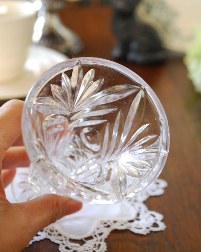 アンティーク 雑貨のガラス小物　アンティーク雑貨　小さくても煌めく華やかさのフラワーベース、アンティークプレスドグラス（花器）。上から見ても美しく楽しめるデザインです。(pg-4127)