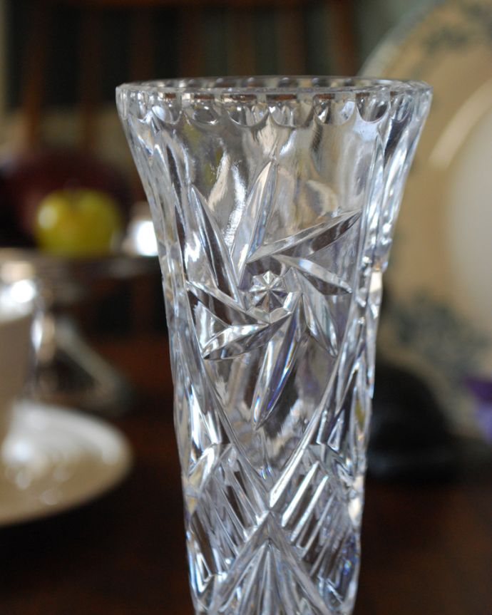 アンティーク 雑貨のガラス小物　アンティーク雑貨　イギリスのアンティークプレスドグラス、脚付きのフラワーベース（花器）。普段の生活にパッと華を添えてくれるアンティーク気軽に使えるアンティークのプレスドグラスの中で、もっとも英国らしいアイテムの花器。(pg-4129)