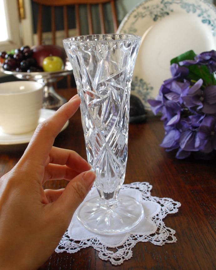 アンティーク 雑貨のガラス小物　アンティーク雑貨　イギリスのアンティークプレスドグラス、脚付きのフラワーベース（花器）。キラキラ輝く美しさ置いておくだけでも絵になるデザイン。(pg-4129)