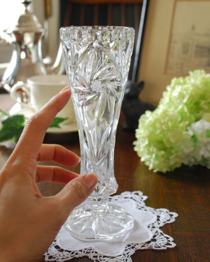 アンティーク 雑貨のガラス小物　アンティーク雑貨　きらきらカッティングが綺麗なアンティークプレスドグラス、フラワーベース（花器）。置いておくだけで華やかな存在感です。(pg-4130)