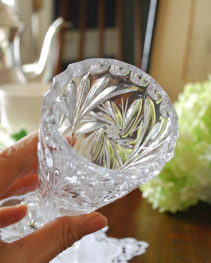 アンティーク 雑貨のガラス小物　アンティーク雑貨　きらきらカッティングが綺麗なアンティークプレスドグラス、フラワーベース（花器）。上から見ても美しくカッティングされています。(pg-4130)
