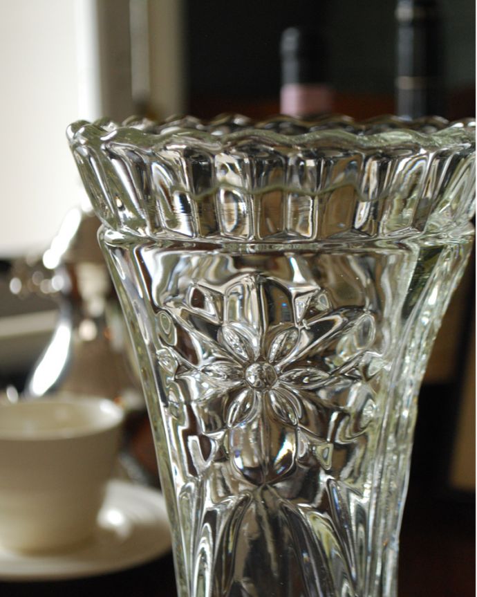 アンティーク 雑貨のガラス小物　アンティーク雑貨　たっぷりのお花と一緒に輝くフラワーベース（花器）プレスドグラス。アンティークのため、多少の欠け・傷がある場合がありますが、使用上問題はありませんので、ご了承下さい。(pg-4134)
