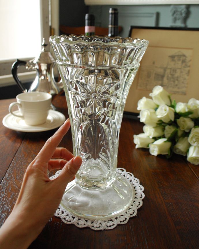 アンティーク 雑貨のガラス小物　アンティーク雑貨　たっぷりのお花と一緒に輝くフラワーベース（花器）プレスドグラス。飾るだけで絵になる美しさ。(pg-4134)