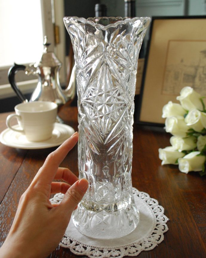 アンティーク 雑貨のガラス小物　アンティーク雑貨　アンティークのガラス雑貨、きらきら輝くカッティングのフラワーベース（プレスドグラス）。置くだけで華やかな雰囲気大きなサイズの花器は、お家に1つは欲しいアイテム。(pg-4136)