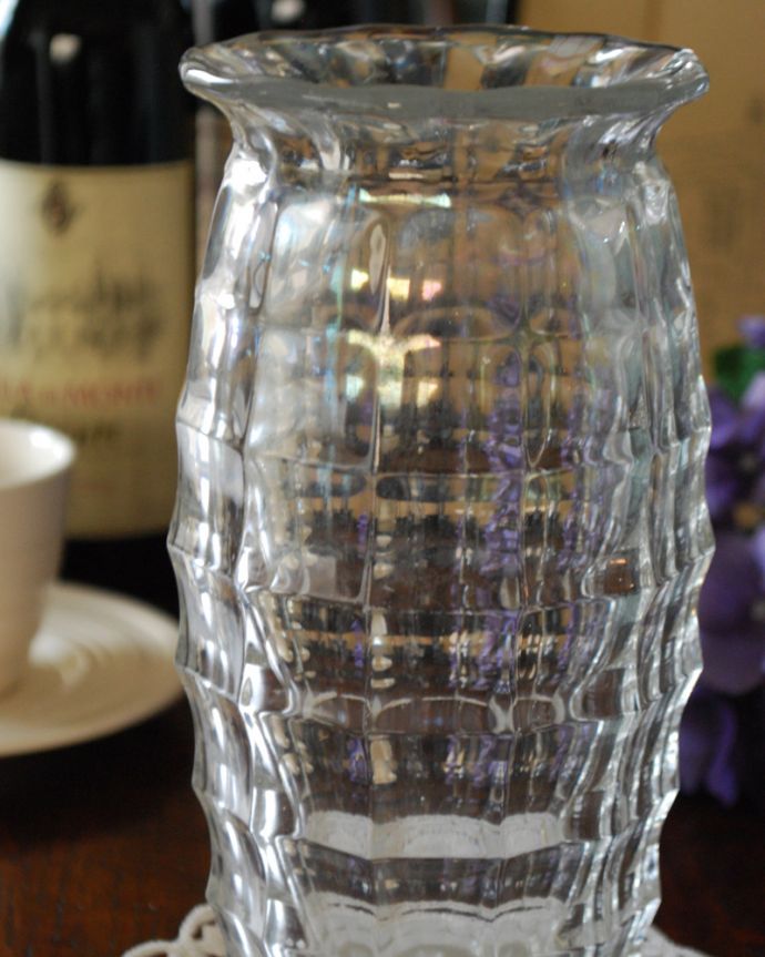 アンティーク 雑貨のガラス小物　アンティーク雑貨　キラキラ輝くアンティークプレスドグラス、フラワーベース（花器）。光が入るとキラキラと輝きますサイズが大きなプレスドグラスは、より太陽の光を反射してキラキラと輝きます。(pg-4137)
