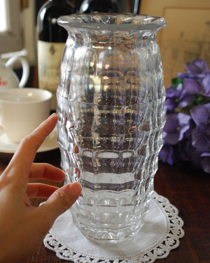 アンティーク 雑貨のガラス小物　アンティーク雑貨　キラキラ輝くアンティークプレスドグラス、フラワーベース（花器）。置くだけで華やかな雰囲気大きなサイズの花器は、お家に1つは欲しいアイテム。(pg-4137)