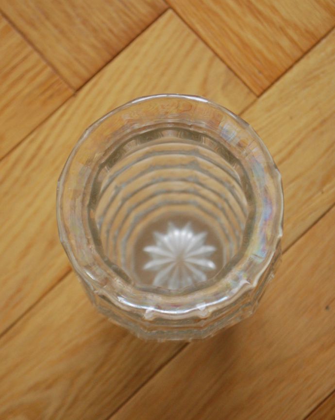 アンティーク 雑貨のガラス小物　アンティーク雑貨　キラキラ輝くアンティークプレスドグラス、フラワーベース（花器）。上からのぞいて見ると･･･アンティークなので多少のキズ・欠けがある場合がありますが、使用上問題はありませんので、ご了承下さい。(pg-4137)