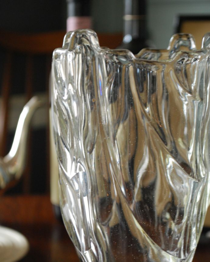 アンティーク 雑貨のガラス小物　アンティーク雑貨　アンティークプレスドグラスのフラワーベース(花器)。アンティークのため、多少の欠け・傷がある場合がありますが、使用上問題はありませんので、ご了承下さい。(pg-4139)