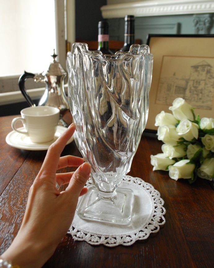 アンティーク 雑貨のガラス小物　アンティーク雑貨　アンティークプレスドグラスのフラワーベース(花器)。飾るだけで絵になる美しさ。(pg-4139)
