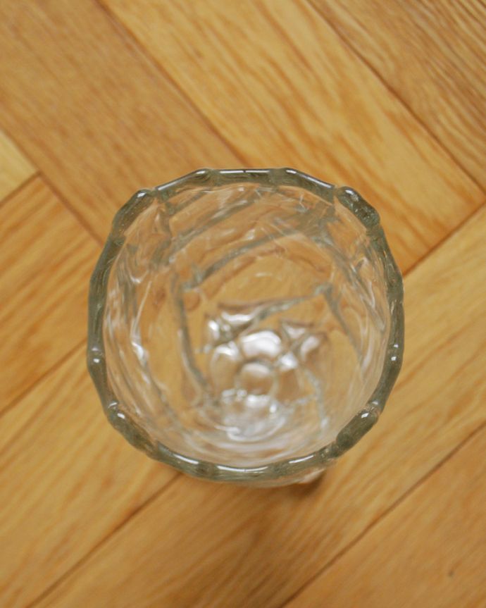 アンティーク 雑貨のガラス小物　アンティーク雑貨　アンティークプレスドグラスのフラワーベース(花器)。上から見るとこんな感じです。(pg-4139)