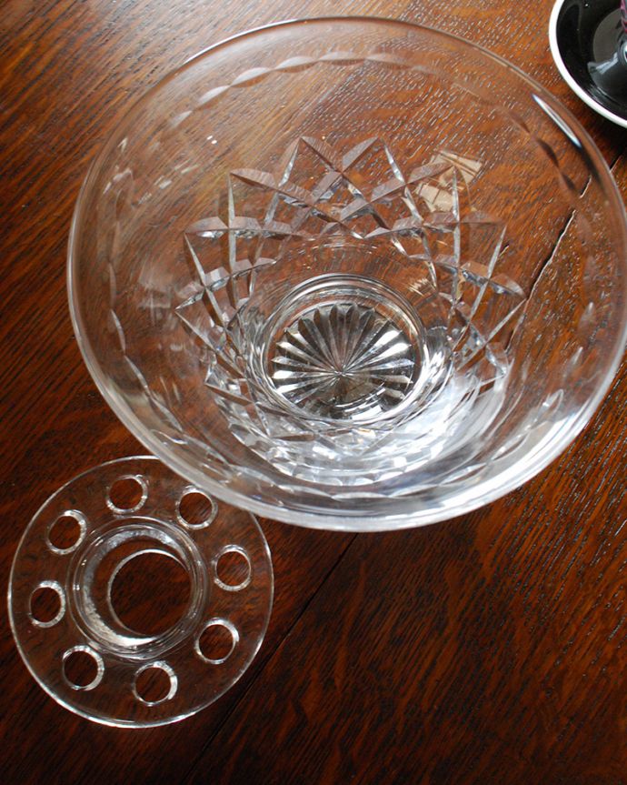 アンティーク 雑貨のガラス小物　アンティーク雑貨　お花のある生活が楽しくなる！ガラス留めが付いたアンティークのフラワーベース（花器）。便利な留め具がついています。(pg-4142)