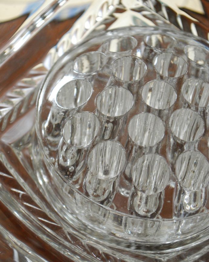 フラワーベース　アンティーク雑貨　ガラス留め付きのアンティークプレスドグラスのフラワーベース。便利な留め具がついています。(pg-4143)