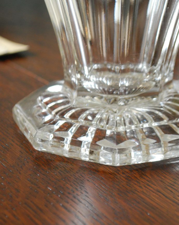 フラワーベース　アンティーク雑貨　ガラス留め付きのアンティークプレスドグラスのフラワーベース。隅々まで美しいカッティングがあります。(pg-4143)