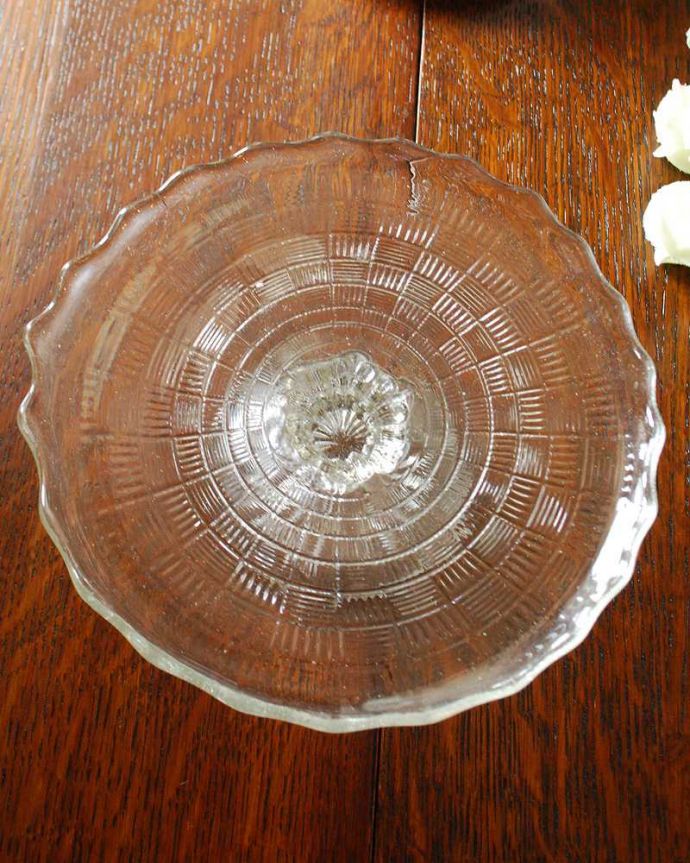 アンティーク 雑貨のガラス小物　アンティーク雑貨　アンティークのガラスコンポート、ガラスのケーキスタンド（プレスドグラス）。上から見るとこんな感じです。(pg-4147)