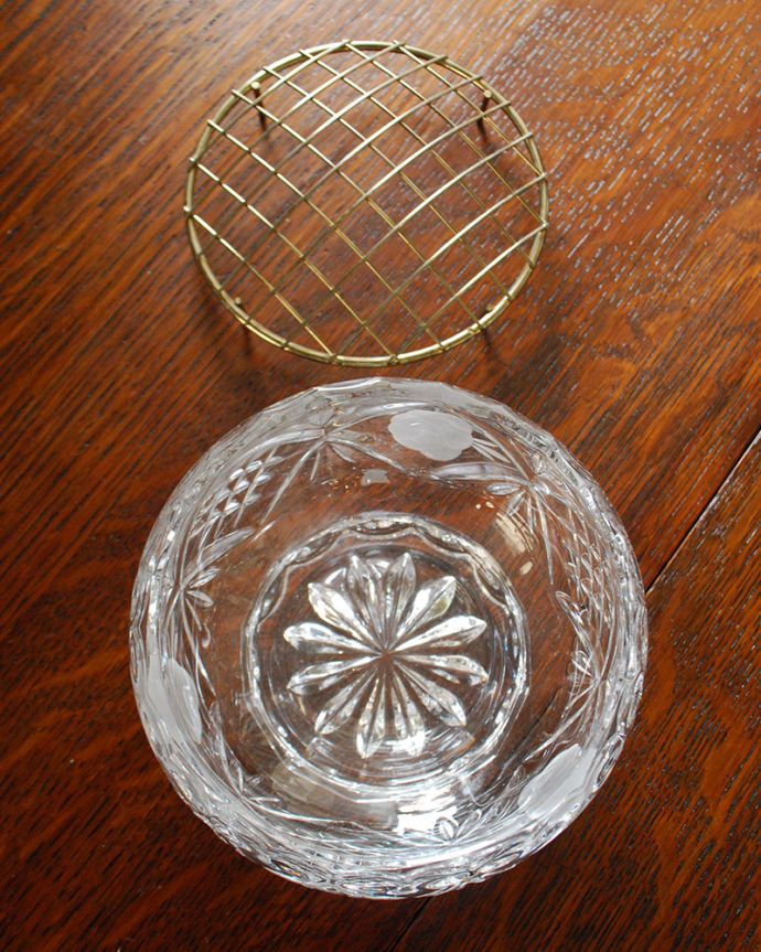 アンティーク 雑貨のガラス小物　アンティーク雑貨　お花のデザインも美しいフラワーベース、アンティークプレスドグラス （花留め付き花器）。便利な留め具がついています。(pg-4148)