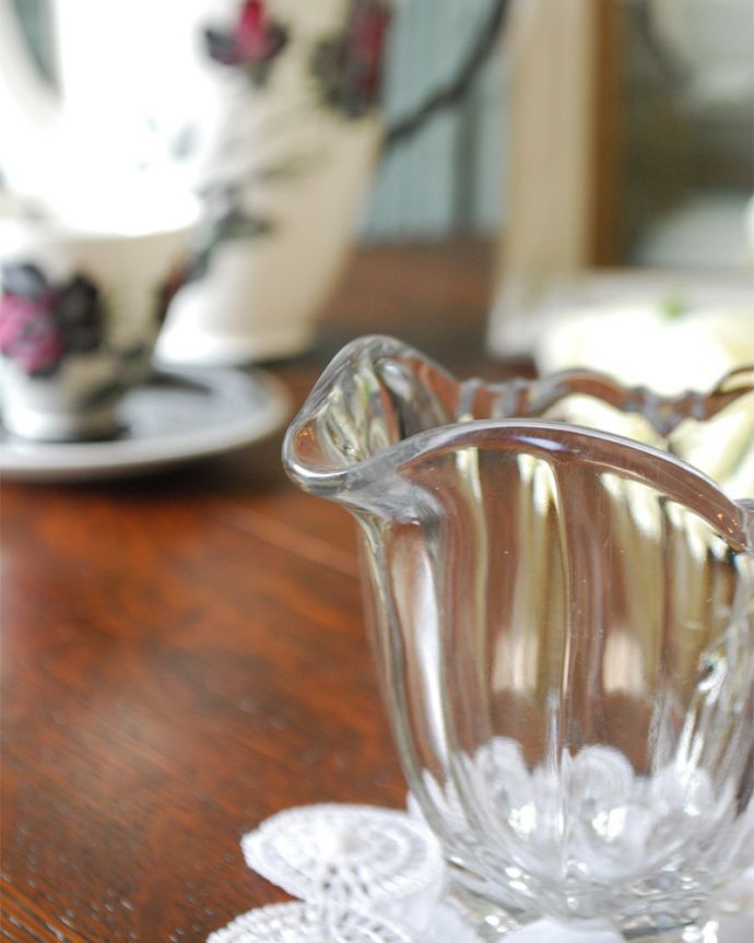 アンティーク 雑貨のガラス小物　アンティーク雑貨　食卓を華やかに飾るミルクポット（アンティークプレスドグラス）。アンティークのため、多少の欠け・傷がある場合がありますが、使用上問題はありませんので、ご了承下さい。(pg-4150)