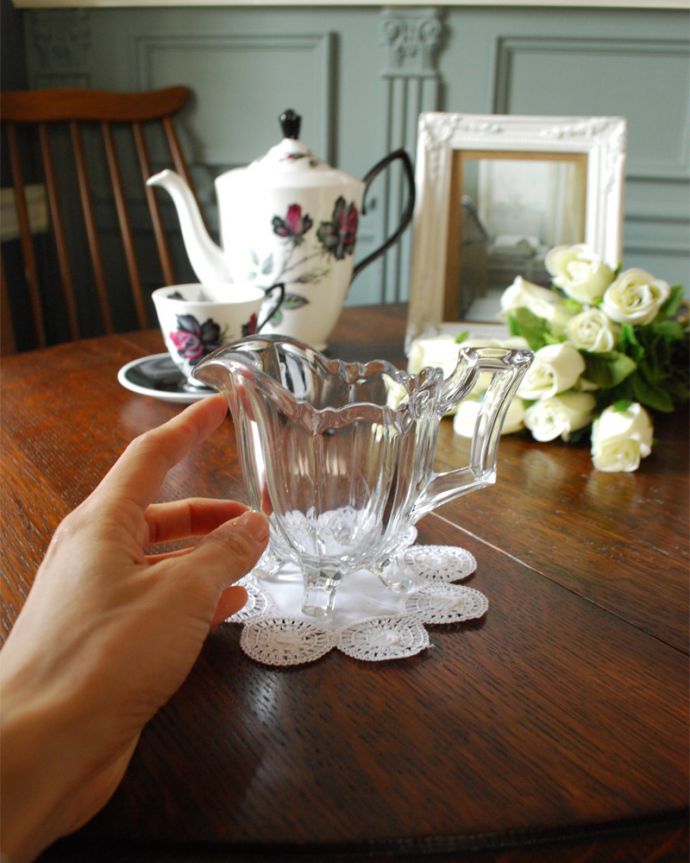 アンティーク 雑貨のガラス小物　アンティーク雑貨　食卓を華やかに飾るミルクポット（アンティークプレスドグラス）。光が当たるとキラキラ輝きます。(pg-4150)