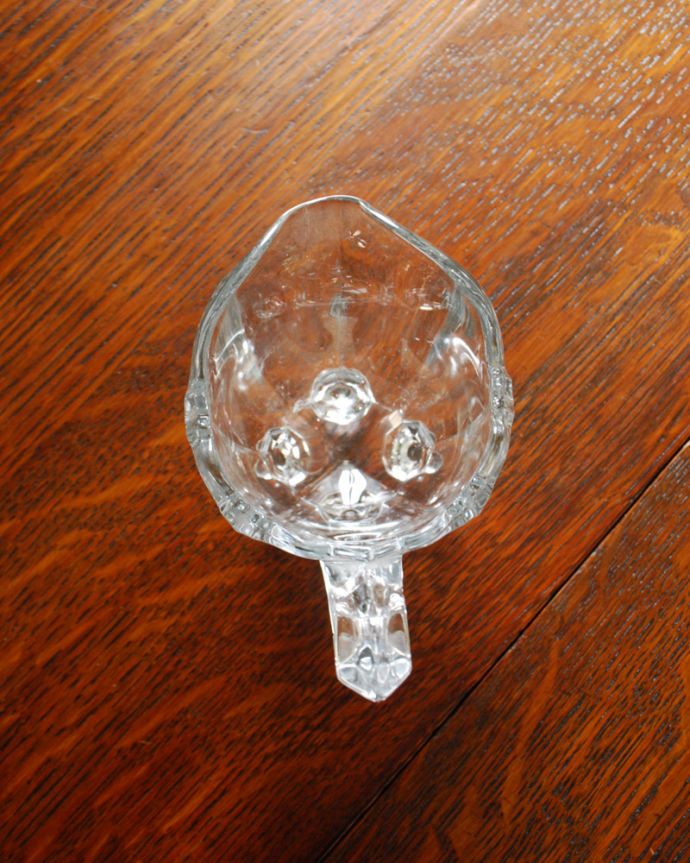 アンティーク 雑貨のガラス小物　アンティーク雑貨　食卓を華やかに飾るミルクポット（アンティークプレスドグラス）。上から見るとこんな感じです。(pg-4150)