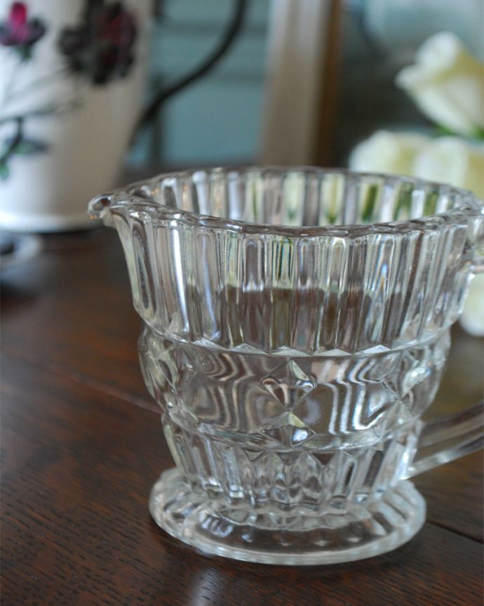 アンティーク 雑貨のガラス小物　アンティーク雑貨　ドッシリとした安定感があるガラスピッチャー、アンティークのプレスドグラス。お茶の時間に欠かせないミルクピッチャーミルクティーが大好きな英国人が作ったガラスのミルクピッチャーは、たっぷりミルクが注げるようにサイズが大きめです。(pg-4151)
