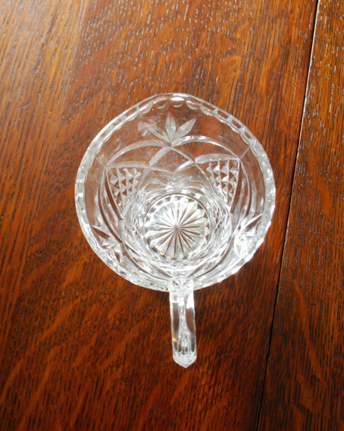 アンティーク 雑貨のガラス小物　アンティーク雑貨　アンティークのオシャレなキッチン雑貨、ガラス製のミニピッチャー（プレスドグラス）。上から見ても美しくカッティングされています。(pg-4153)
