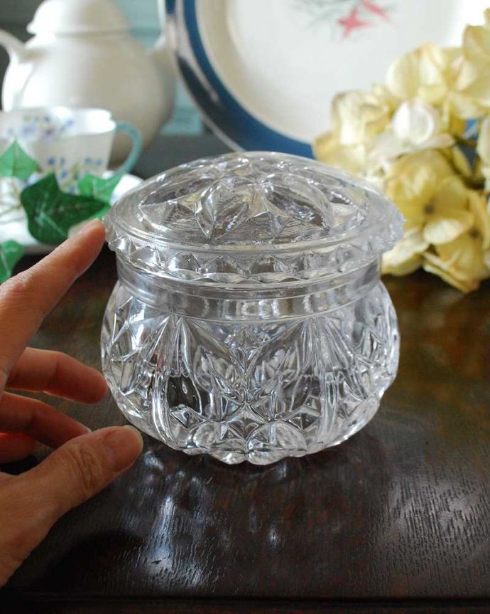 アンティーク 雑貨のガラス小物　アンティーク雑貨　お花のカッティングが刻まれた、フタ付きアンティークガラスケース（プレスドグラス）。どこに置いても華やかなガラスのケースです。(pg-4154)