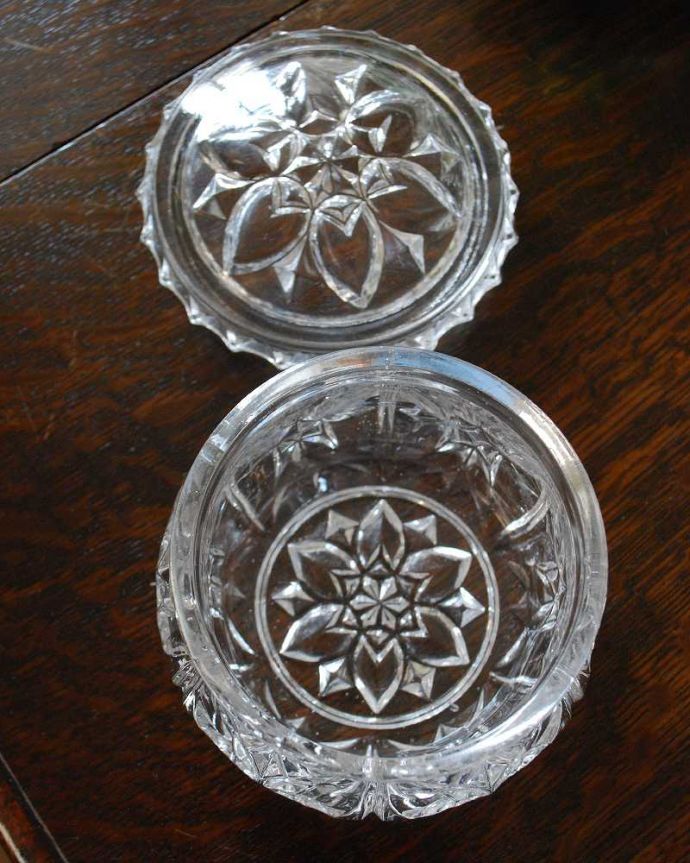 アンティーク 雑貨のガラス小物　アンティーク雑貨　お花のカッティングが刻まれた、フタ付きアンティークガラスケース（プレスドグラス）。上から見るとこんな感じです。(pg-4154)
