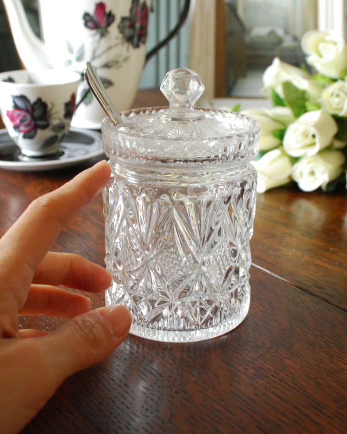アンティーク 雑貨のガラス小物　アンティーク雑貨　きらきら輝く、スプーン付きシュガーポットセット、アンティークプレスドグラス　。ティータイムを華やかにしてくれます。(pg-4158)