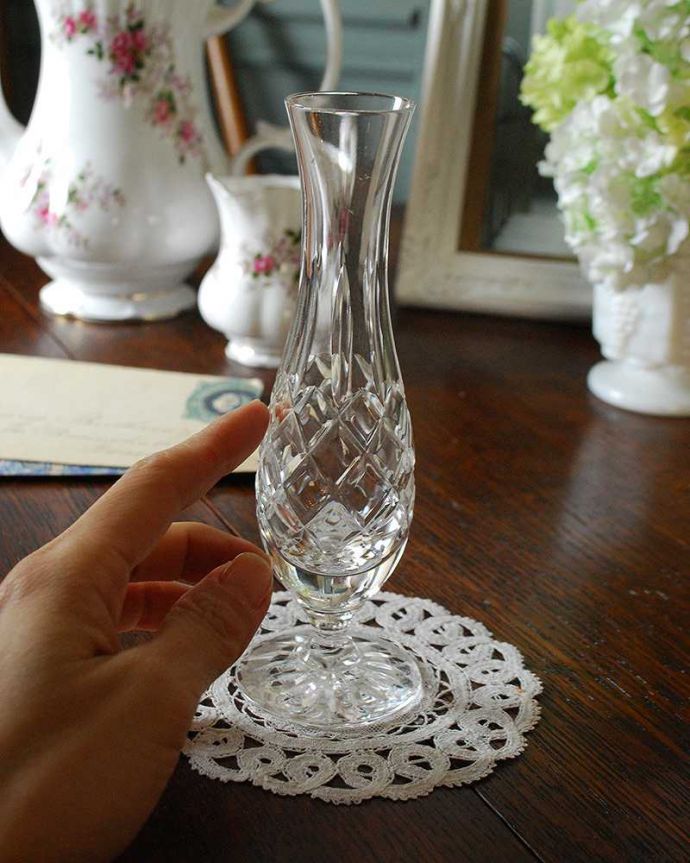 アンティーク 雑貨のガラス小物　アンティーク雑貨　お花のある生活を楽しめるアンティークプレスドグラス（ガラスの１輪挿し）。飾るだけで絵になる美しさ。(pg-4161)