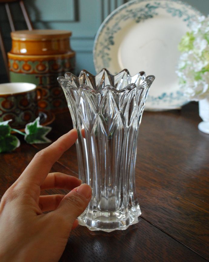 アンティーク 雑貨のガラス小物　アンティーク雑貨　縁どりのカッティングが華やかなアンティークフラワーベース（プレスドグラス）。気軽に使えるフラワーベース英国らしくいろんなサイズが見つかる花器。(pg-4162)