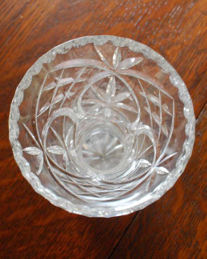 アンティーク 雑貨のガラス小物　アンティーク雑貨　大きなカッティングが輝くフラワーベース、アンティークプレスドグラス。上から見ても美しく楽しめるデザインです。(pg-4163)