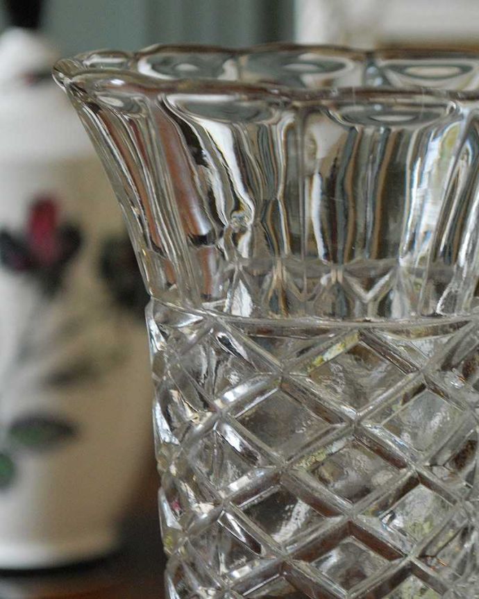 アンティーク 雑貨のガラス小物　アンティーク雑貨　縁どりの可愛いフラワーベース、アンティークプレスドグラス（花瓶）。普段の生活にパッと華を添えてくれるアンティーク気軽に使えるアンティークのプレスドグラスの中で、もっとも英国らしいアイテムの花器。(pg-4164)