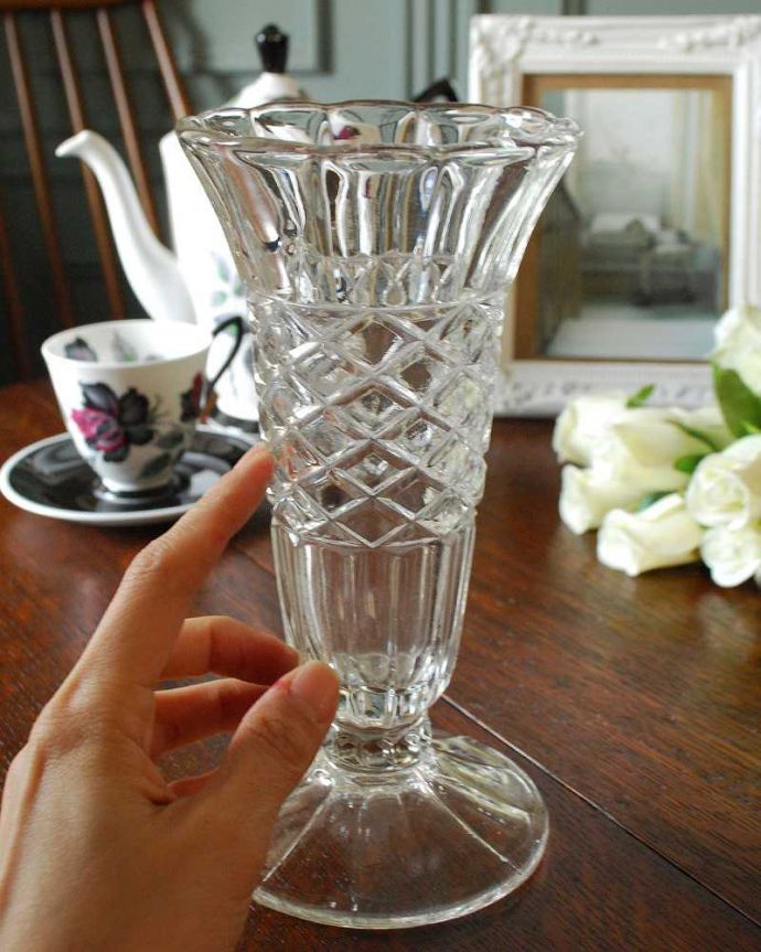 アンティーク 雑貨のガラス小物　アンティーク雑貨　縁どりの可愛いフラワーベース、アンティークプレスドグラス（花瓶）。キラキラ輝く美しさ置いておくだけでも絵になるデザイン。(pg-4164)