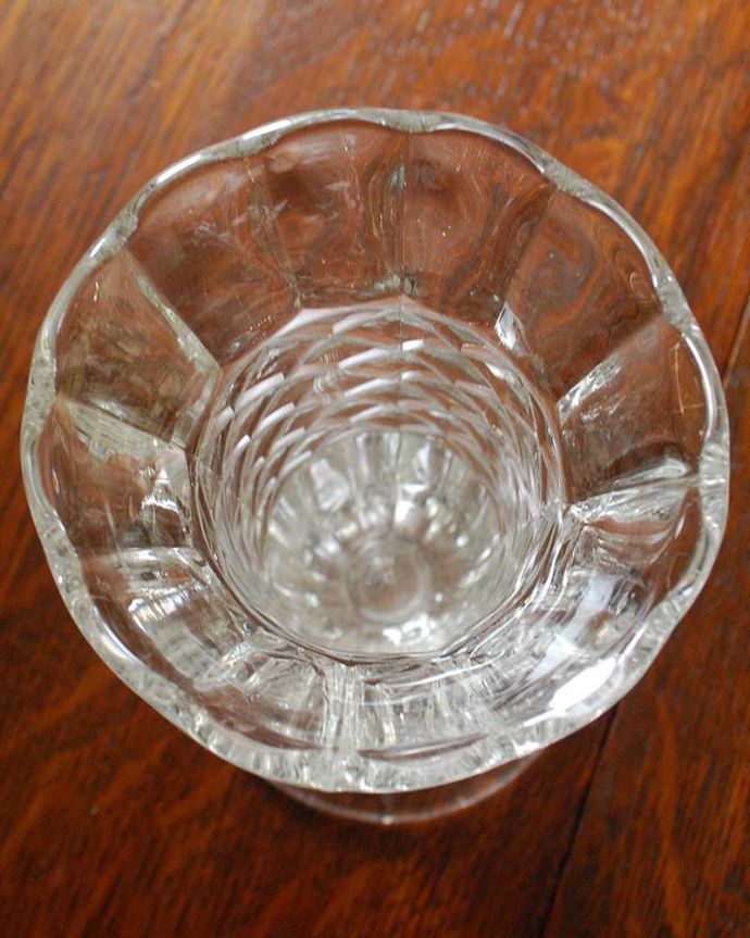 アンティーク 雑貨のガラス小物　アンティーク雑貨　縁どりの可愛いフラワーベース、アンティークプレスドグラス（花瓶）。上から見て中をチェックアンティークなので多少の欠けやキズがある場合がありますが、使用上問題ありませんのでご了承下さい。(pg-4164)