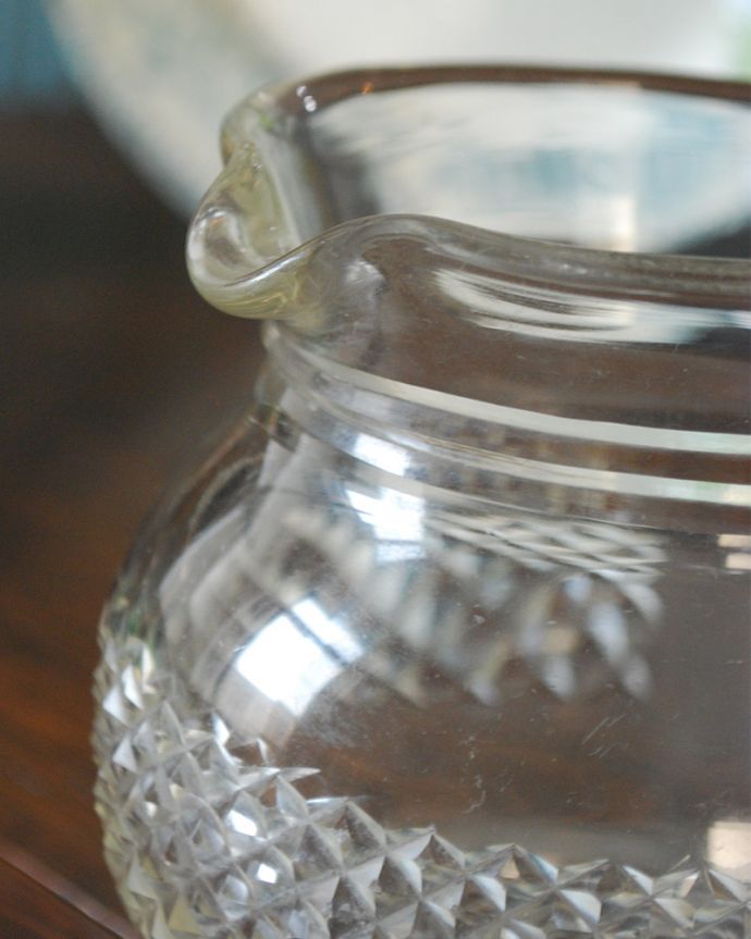 アンティーク 雑貨のガラス小物　アンティーク雑貨　アンティークのプレスドグラス、ガラスのウォータージャグ。英国の家庭には必ずあるウォータージャグアルコールを飲まない人のためにテーブルの中央にお水を置いて置かれていたウォータージャグ。(pg-4165)