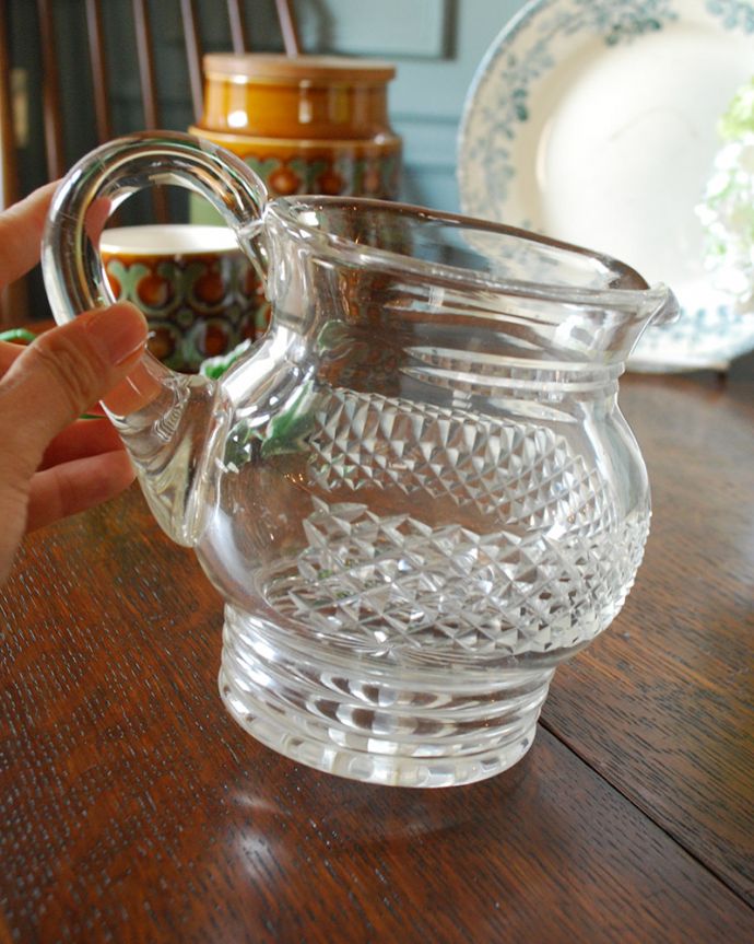 アンティーク 雑貨のガラス小物　アンティーク雑貨　アンティークのプレスドグラス、ガラスのウォータージャグ。いろんな使い方が出来ます飲み物を入れるのはもちろんフラワーベースとしても使いやすい便利なサイズです。(pg-4165)