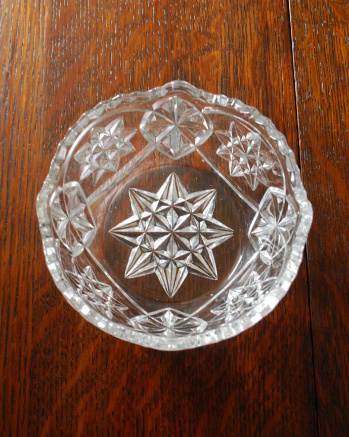 アンティーク 雑貨のガラス小物　アンティーク雑貨　星がキラキラ、アンティークガラスボウル（プレスドグラス）。上から見ると底に大きな星が見えるデザインになっています。(pg-4168)
