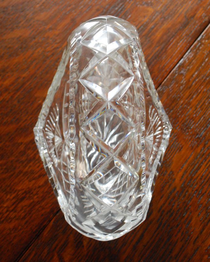 アンティーク 雑貨のガラス小物　アンティーク雑貨　華やかなガラスのマルシェカゴ（アンティークプレスドグラス）。上から見るとこんな感じです。(pg-4170)