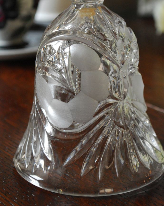 アンティーク 雑貨のガラス小物　アンティーク雑貨　お花がデザインされた素敵なアンティークプレスドグラスのディナーベル。装飾も美しいガラスで出来たベル使用人を呼ぶために日常的に使われていたベル。(pg-4172)