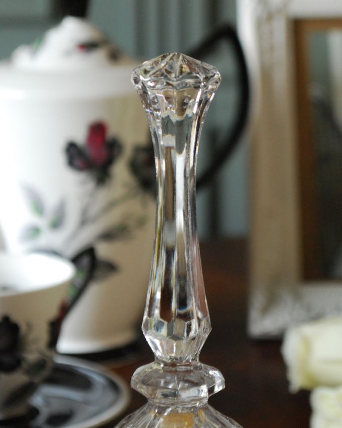 アンティーク 雑貨のガラス小物　アンティーク雑貨　お花がデザインされた素敵なアンティークプレスドグラスのディナーベル。ハンドルもキレイです持ち手もデザインが凝っています。(pg-4172)