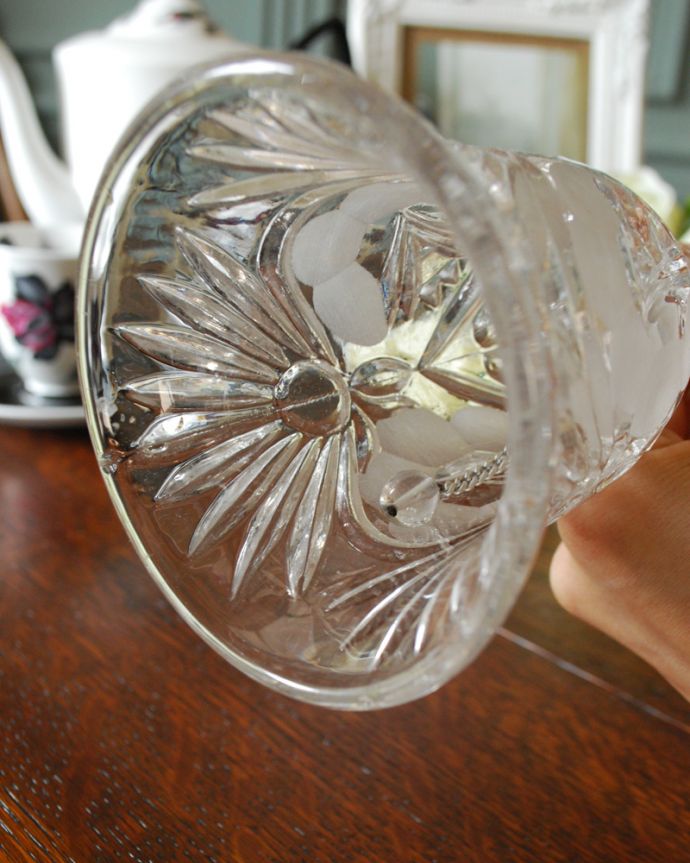 アンティーク 雑貨のガラス小物　アンティーク雑貨　お花がデザインされた素敵なアンティークプレスドグラスのディナーベル。キレイな音を奏でてくれますアンティークなので多少のキズやカケがある場合はありますが、きちんと鳴ります。(pg-4172)