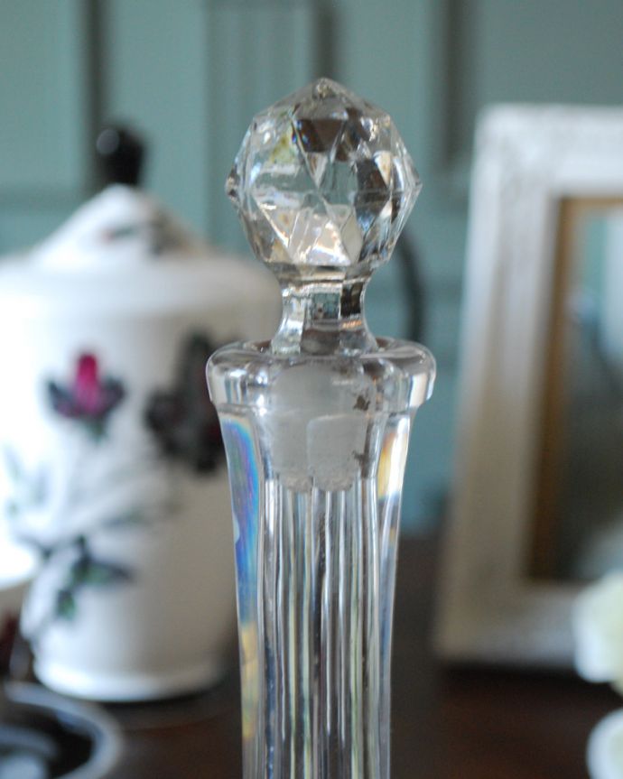 アンティーク 雑貨のガラス小物　アンティーク雑貨　アンティークプレスドグラス、憧れのアンティーク香水ボトル（フレグランスボトル）。フタの宝石みたいなデザインがお洒落。(pg-4173)