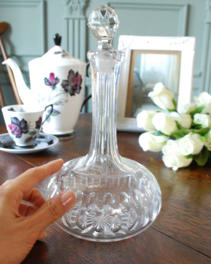 アンティーク 雑貨のガラス小物　アンティーク雑貨　アンティークプレスドグラス、憧れのアンティーク香水ボトル（フレグランスボトル）。どこに置いても華やかなフレグランスボトルです。(pg-4173)