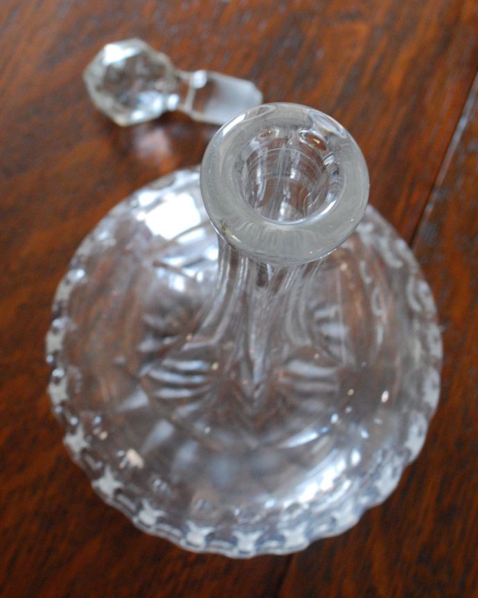 アンティーク 雑貨のガラス小物　アンティーク雑貨　アンティークプレスドグラス、憧れのアンティーク香水ボトル（フレグランスボトル）。蓋も外れます。(pg-4173)