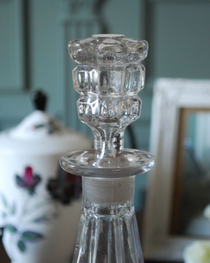 アンティーク 雑貨のガラス小物　アンティーク雑貨　輝きは特別美しい！アンティークプレスドグラスのデカンタ。貴重なガラスの栓付きですガラスで出来た栓は壊れやすいので残っているだけで貴重です。(pg-4174)