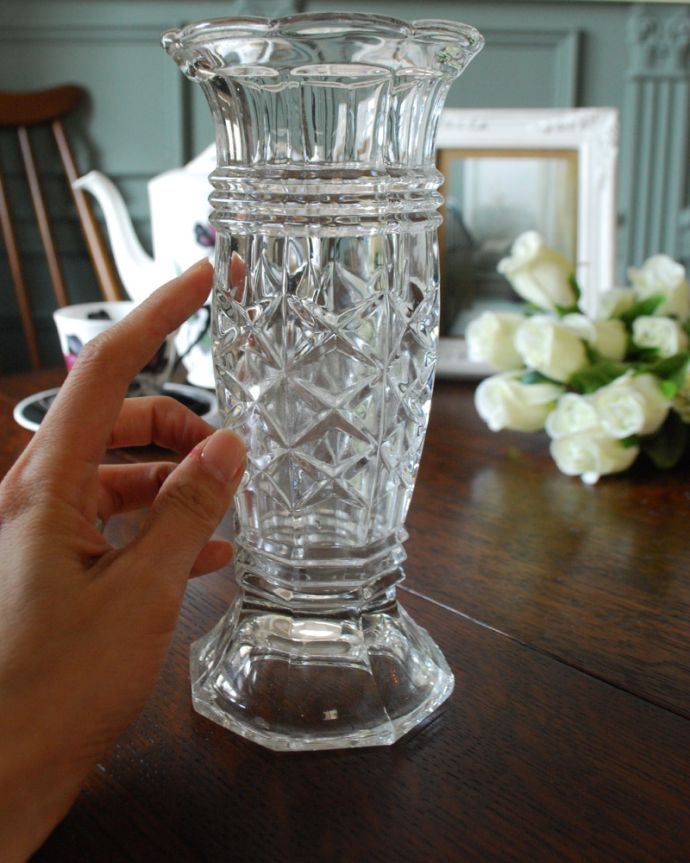 アンティーク 雑貨のガラス小物　アンティーク雑貨　お花が咲いたような可愛い縁どりのフラワーベース、アンティークプレスドグラス。気軽に使えるフラワーベース英国らしくいろんなサイズが見つかる花器。(pg-4175)