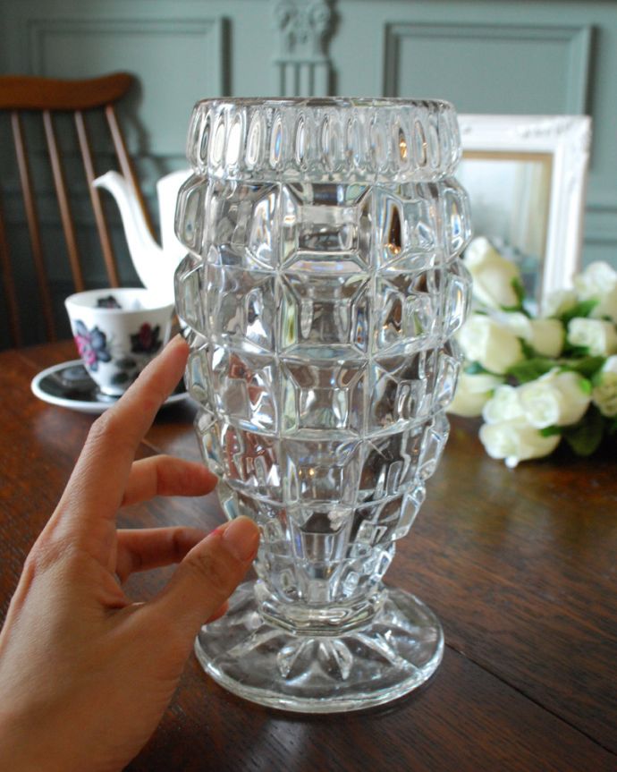 アンティーク 雑貨のガラス小物　アンティーク雑貨　立体的なカッティングが美しいフラワーベース、アンティークプレスドグラス。置くだけで華やかな雰囲気大きなサイズの花器は、お家に1つは欲しいアイテム。(pg-4176)