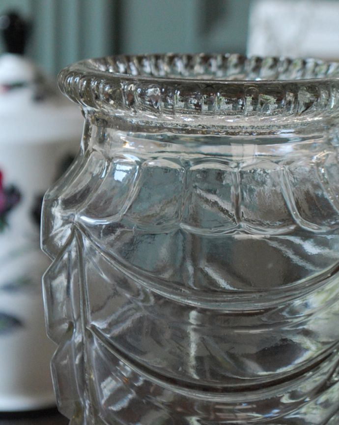 アンティーク 雑貨のガラス小物　アンティーク雑貨　上品で美しいプレスドグラスのフラワーベース、イギリスで見つけた花器。普段の生活にパッと華を添えてくれるアンティーク気軽に使えるアンティークのプレスドグラスの中で、もっとも英国らしいアイテムの花器。(pg-4177)