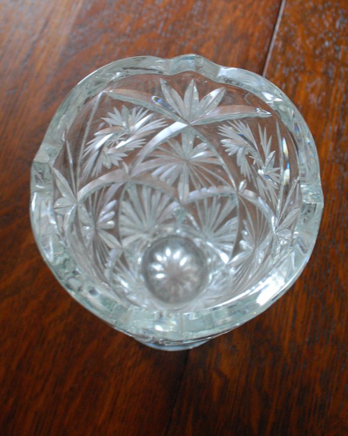 アンティーク 雑貨のガラス小物　アンティーク雑貨　土台のカッティングが美しいフラワーベース、アンティークプレスドグラス。上から見ても美しく楽しめるデザインです。(pg-4178)