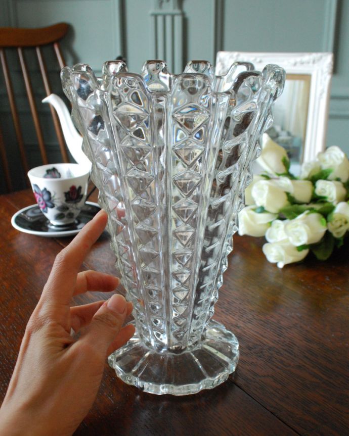 アンティーク 雑貨のガラス小物　アンティーク雑貨　一際輝くゴージャスなフラワーベース（花器）、アンティークのプレスドグラス。置くだけで華やかな雰囲気大きなサイズの花器は、お家に1つは欲しいアイテム。(pg-4179)