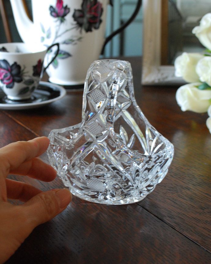 アンティーク 雑貨のガラス小物　アンティーク雑貨　何を入れても可愛い小さなガラスバスケット（アンティークプレスドグラス）。光が当たるとキラキラ輝きます。(pg-4181)